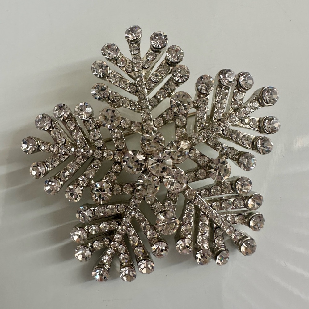 Estate Crystal Rhinestone Snowflake Brooch / pendant - Picture 5 of 7